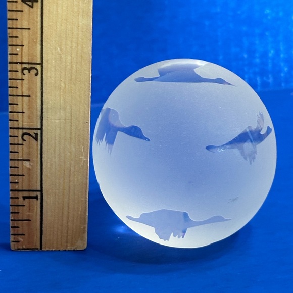 VTG Arthur Court Designs Frosted Etched Art Glass Paperweight Ducks Geese Signed - Picture 4 of 4
